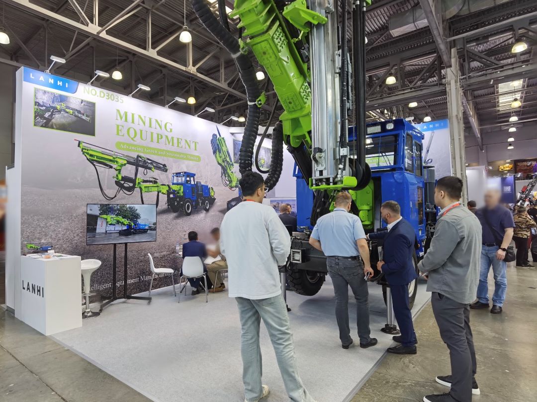 藍(lán)海礦用鑿巖臺(tái)車(chē)俄羅斯國(guó)際礦業(yè)世界展會(huì)上的精彩呈現(xiàn)(圖3)