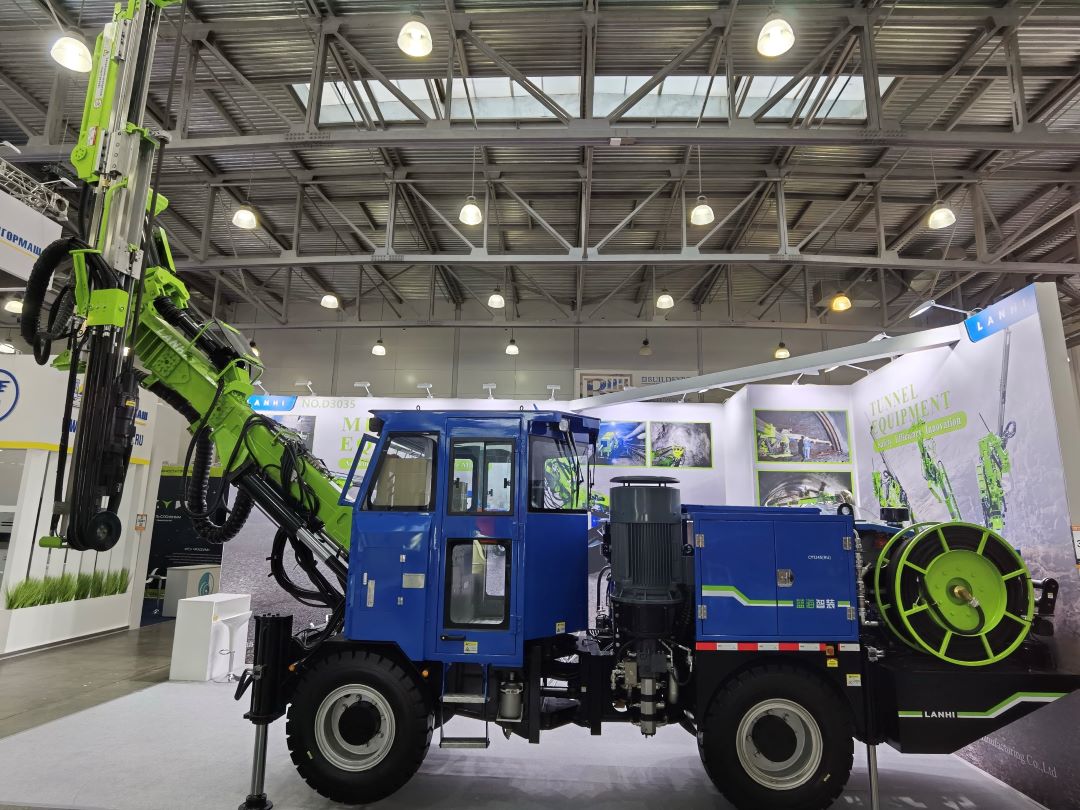 藍(lán)海礦用鑿巖臺(tái)車(chē)俄羅斯國(guó)際礦業(yè)世界展會(huì)上的精彩呈現(xiàn)(圖4)