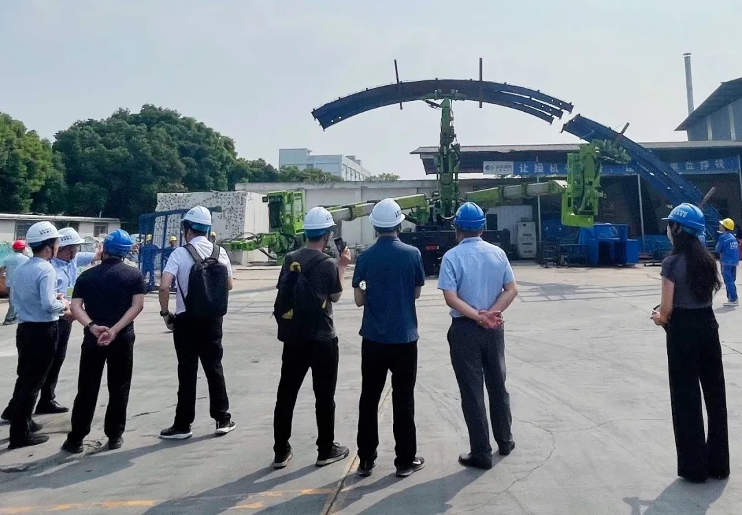 中鐵十一局五公司物資設(shè)備部長陳林一行蒞臨藍海智能考察交流(圖3)